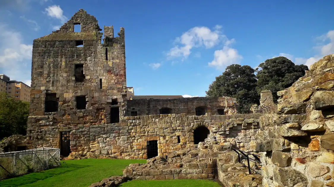 Отели рядом с достопримечательностью «Ravenscraig Castle»
