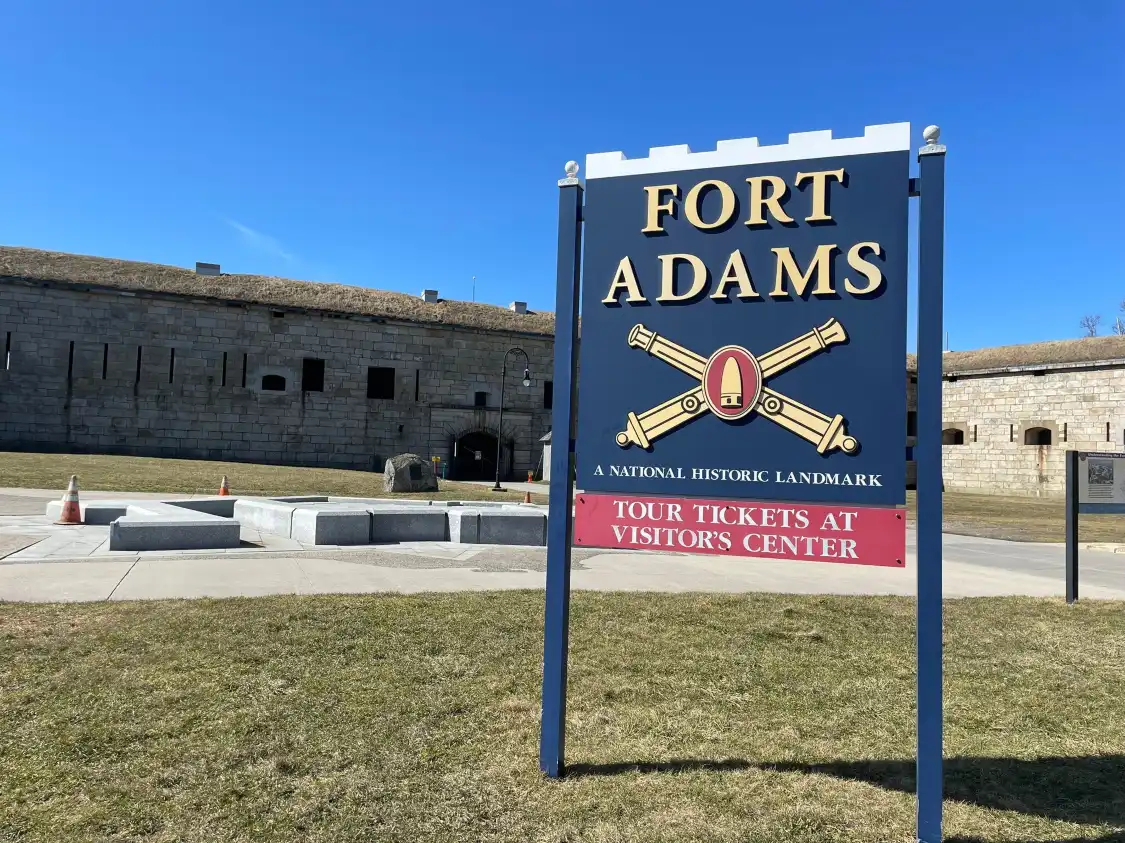 Fort Adams State Park附近的飯店