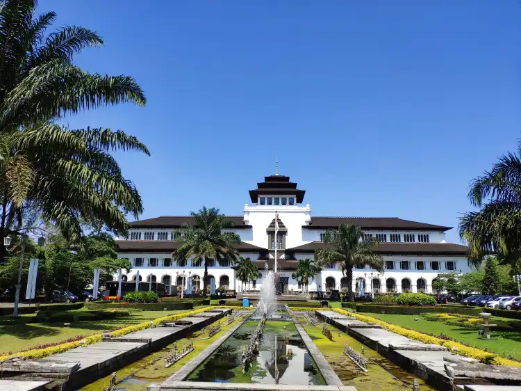Hotel dekat Masjid Raya Al Jabbar