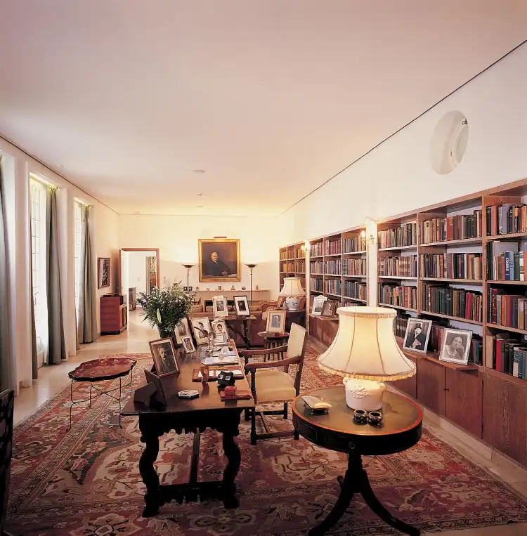Hotels near Weizmann Institute of Science