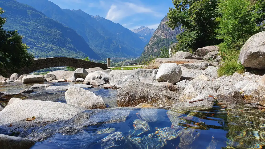 Hotels near Waterfall Santa Petronilla