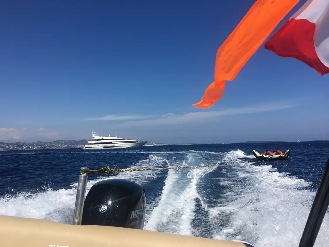 Hôtels à proximité de : Théoule Island | Parachute ascensionnel | Bouées tractées | Wakeboard | Ski | Paddle Théoule Mandelieu Cannes