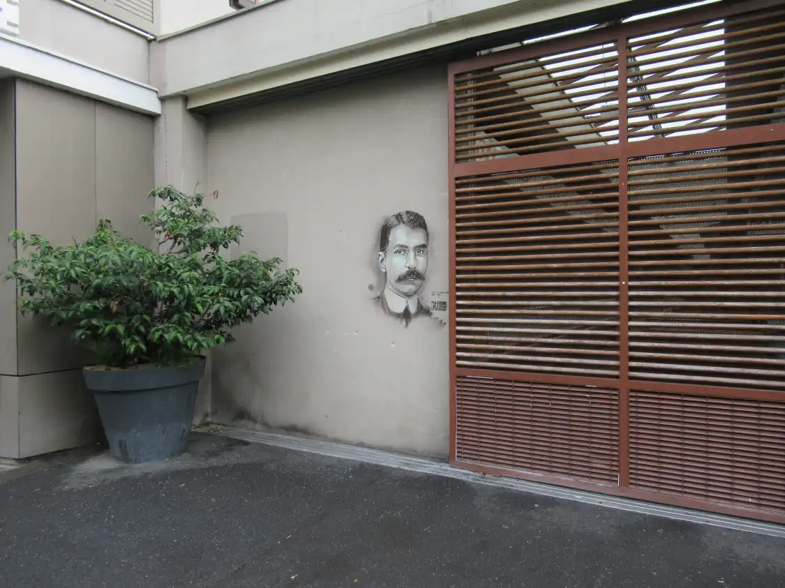 Hôtels à proximité de : Fresque "Louis Charles Breguet"