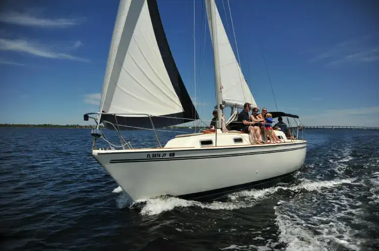 Các khách sạn gần Jolly Sailing