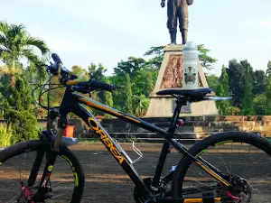 Alianyang Monument