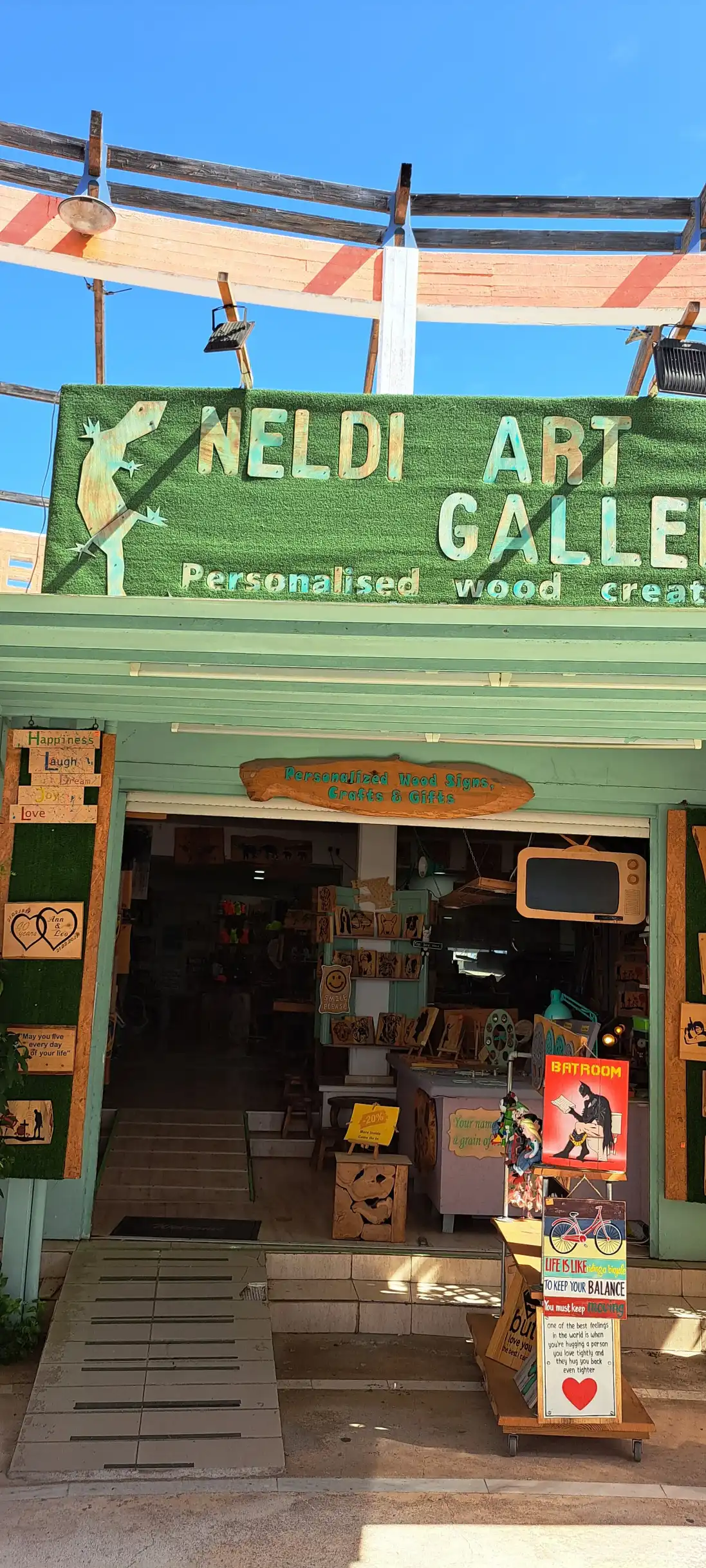 Hotels near Neldi Art Gallery