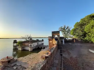 Laduna Palace and Lake