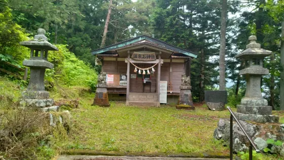 溫泉石神社