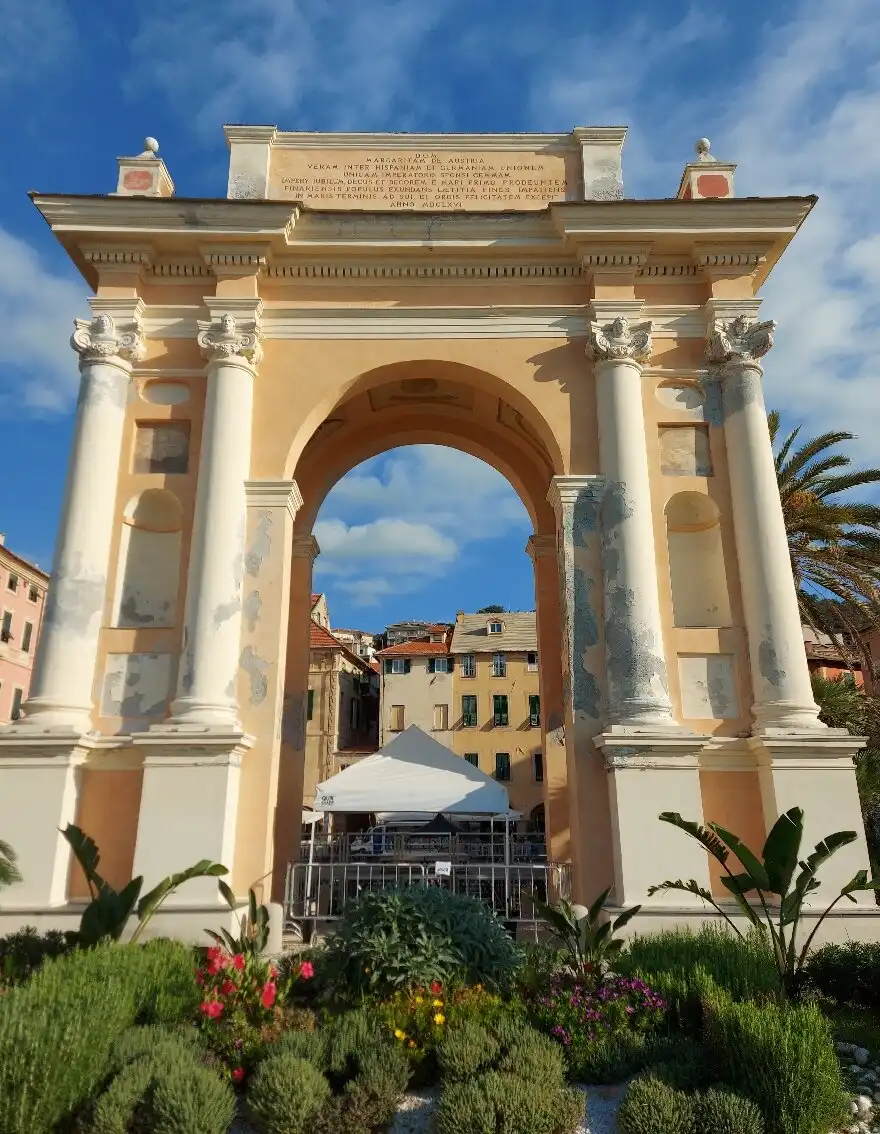 Hotels near Arch dedicated to Queen Margaret Theresa of Spain