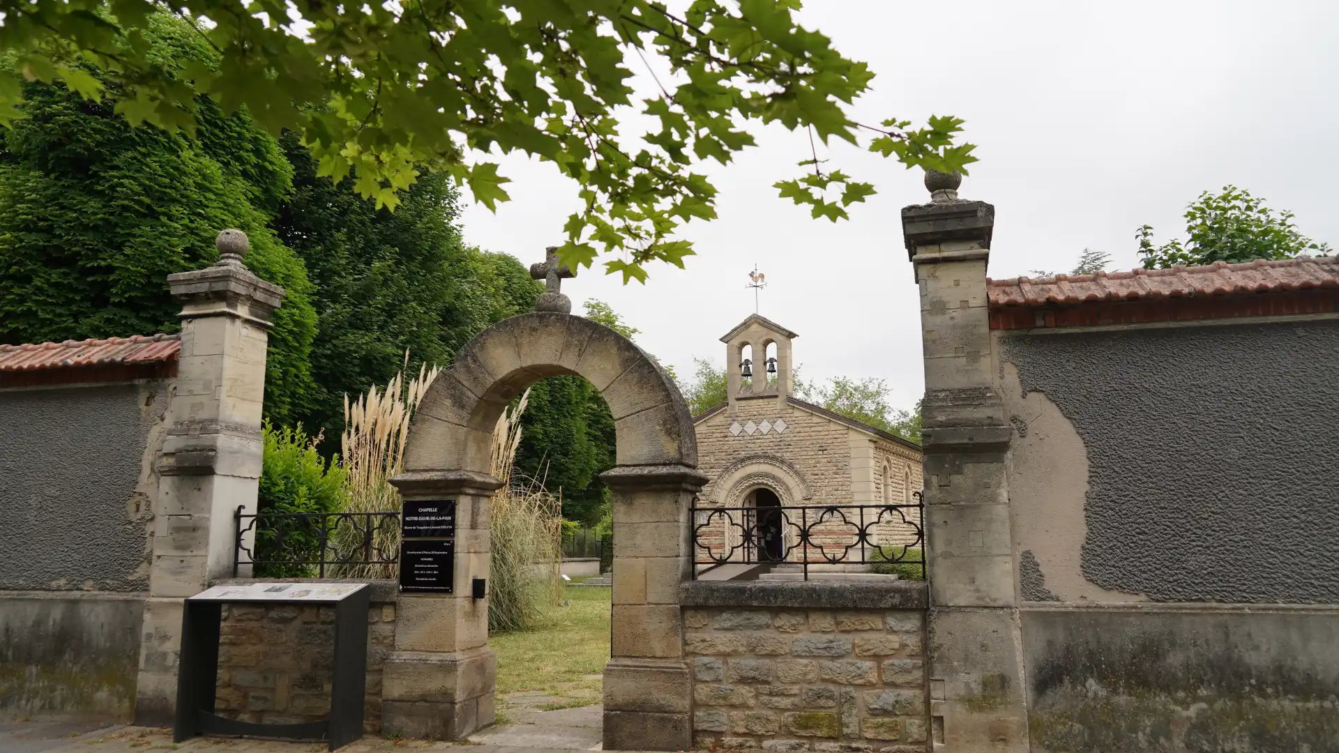 Hotel berhampiran Foujita Chapel