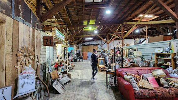 Picker's Paradise Antique Vendors Market