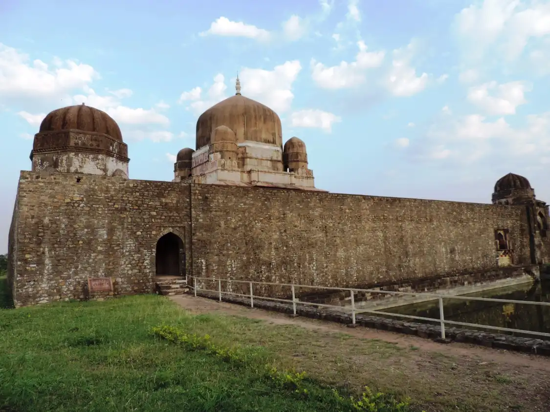 Hotels near Darya Khan's Tomb
