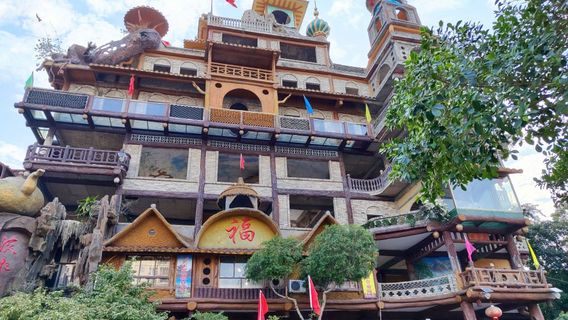 Farmer Art Building (Strange Building)