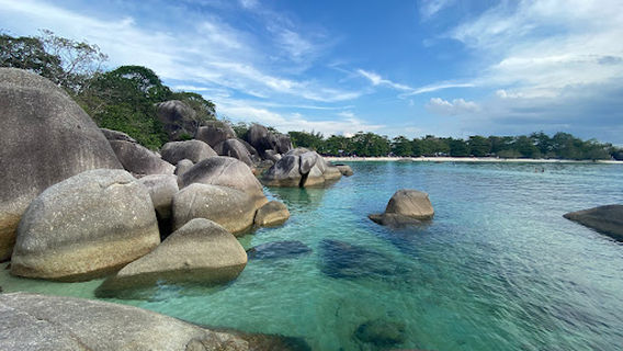 Pantai Laskar Pelangi