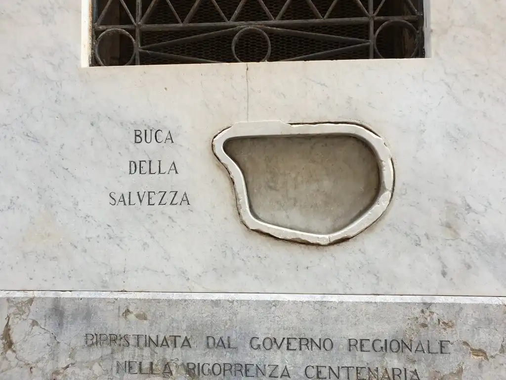 Hotel in zona Buca della salvezza
