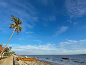Pantai Pesona Teluk Rhu