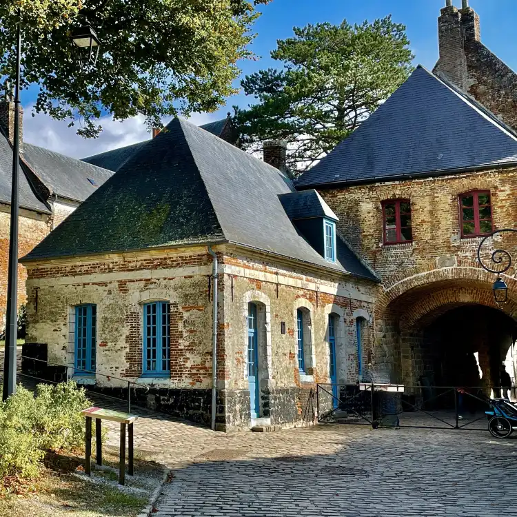 Hotels near Les remparts de Montreuil-sur-mer
