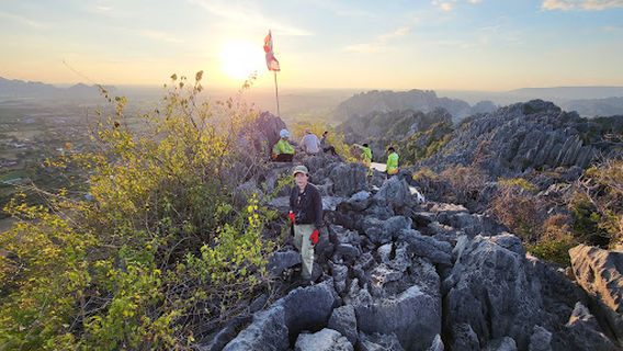 KHAOLONGRUATAMUEN พิชิตยอดเขาล่องเรือตาหมื่นอัญมณีแห่งบ้านมุง