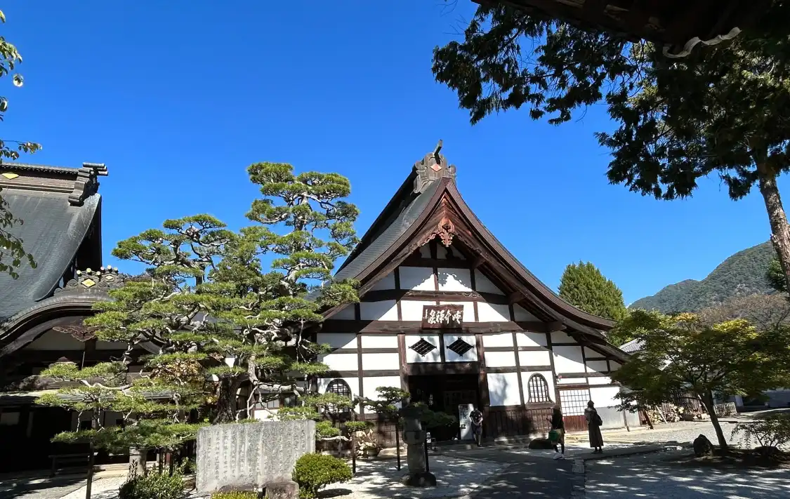 Hotels near Erinji