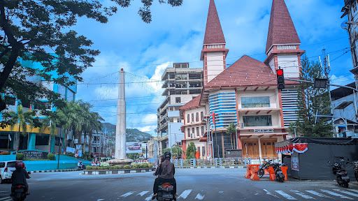 Compare 3 airports near Sirimau