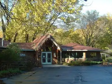 Hotels near DeGraaf Nature Center