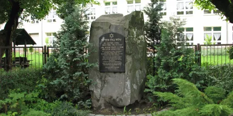 The synagogue - memorial plaque, obelisk