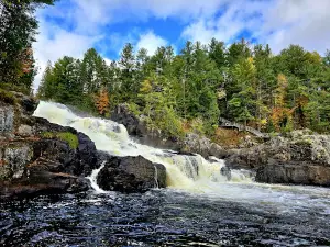 Parc Régional des Chutes Monte-à-Peine et des Dalles | Entrée Sainte-Béatrix