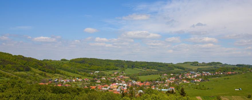 Skalisko Čertův kámen a zbytky hradu Rýsova