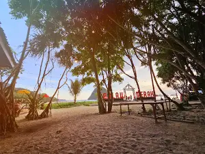 Wisata Pulau Merah