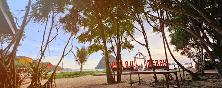 Wisata Pulau Merah