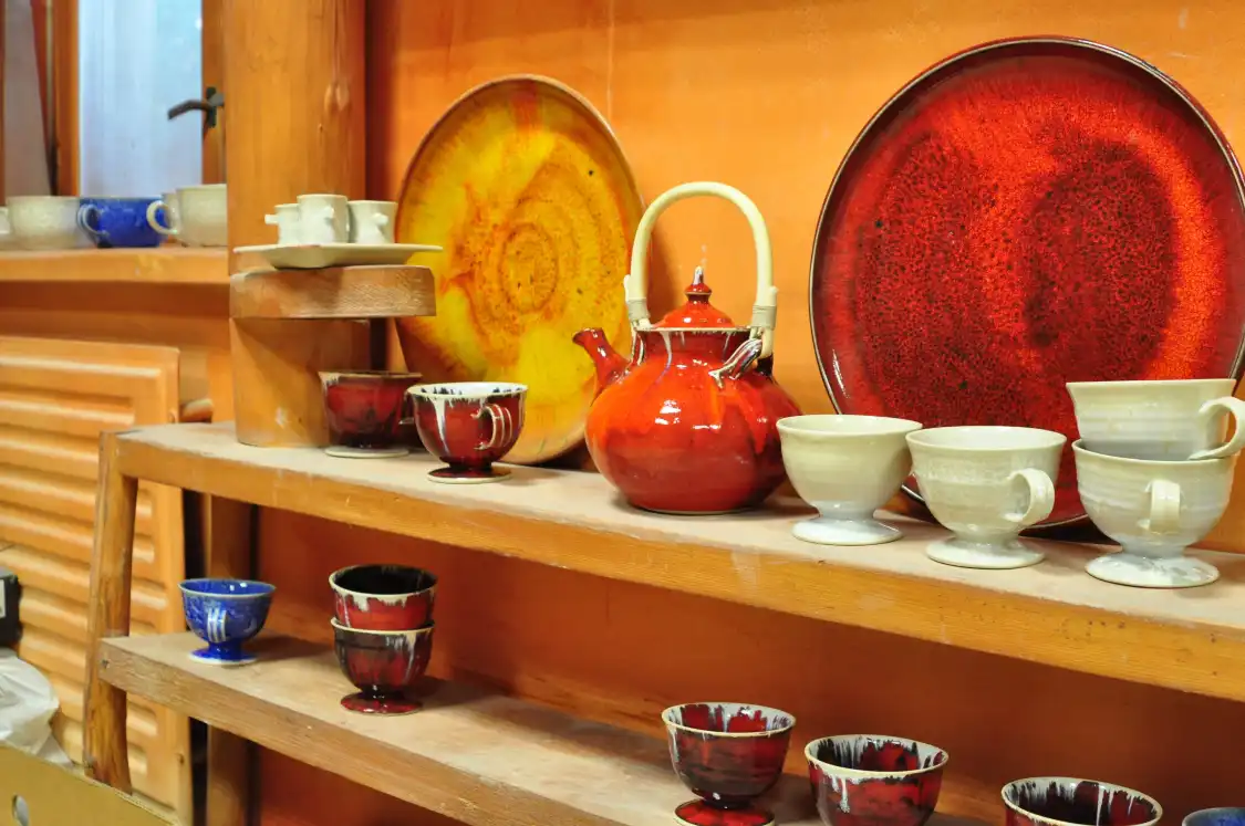 Hotels near Eddi's Pottery