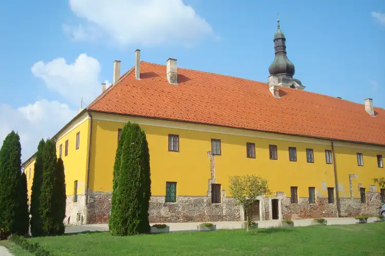 Hotels near Dvorac Pejačević u Našicama