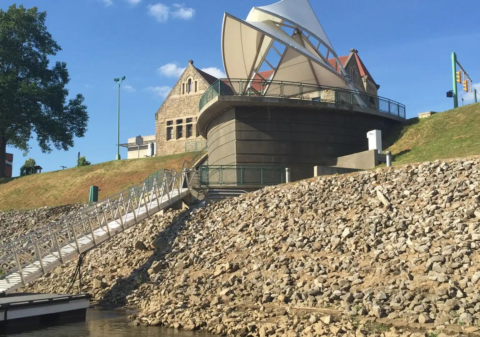 Hotels in de buurt van 601-699 Kanawha Blvd E