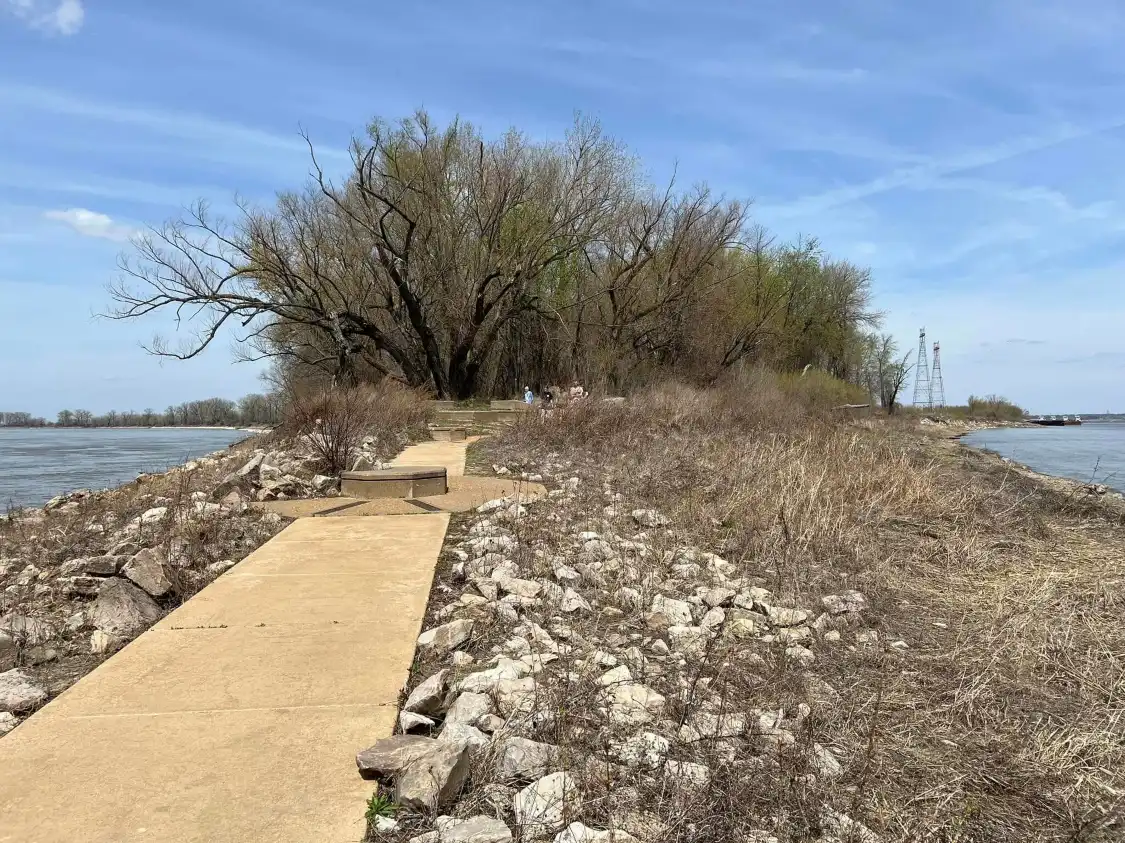Hotels near Edward "Ted" and Pat Jones-Confluence Point State Park