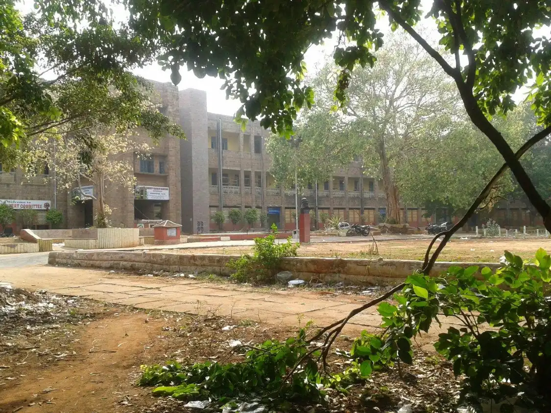 Andhra University附近的飯店