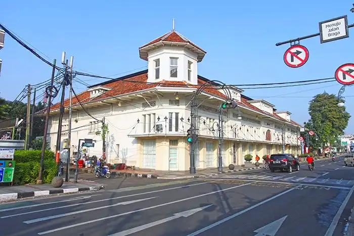 Hotel dekat Tugu Simpang Lima