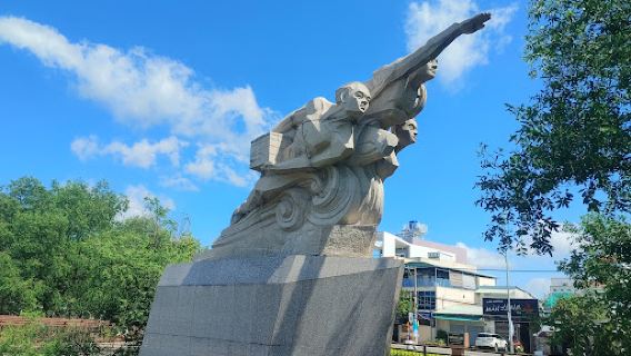 Công viên tượng đài Hoàng Lam
