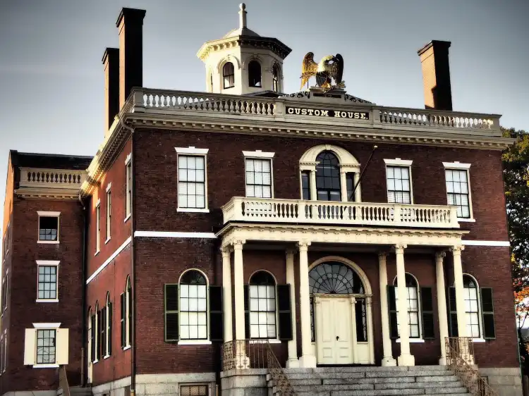 Hotels near Custom House