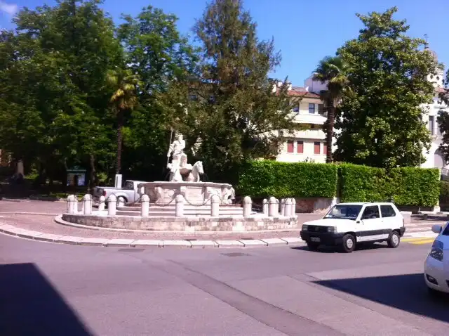 Hotel dekat Fontana del Nettuno