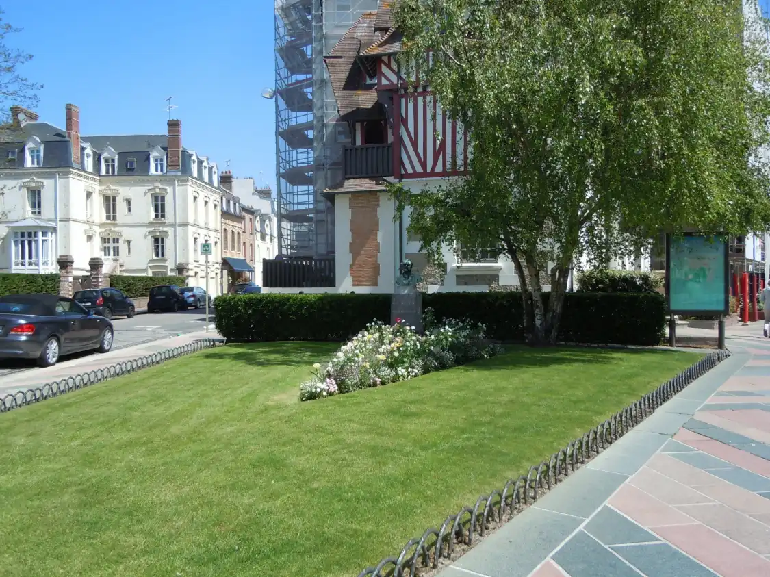 Hotels near Monument Desire Le Hoc