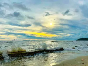 ឆ្នេរប៉ាក់ខ្លង Bakhlong Beach