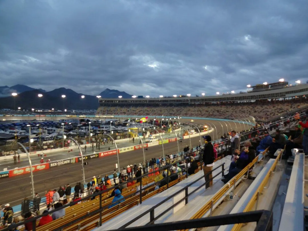 3_Phoenix Raceway