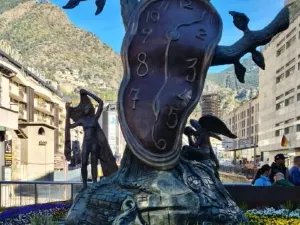 Noblesa del temps - di Salvador Dalí