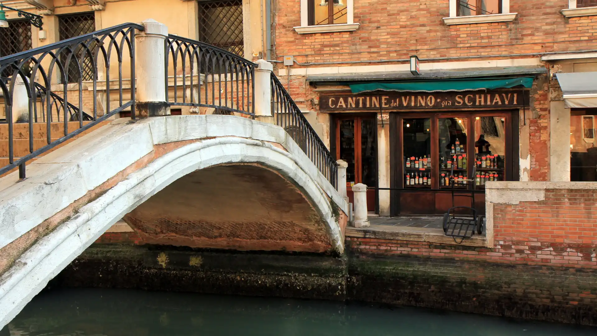 Hotels near Ponte dei Pugni