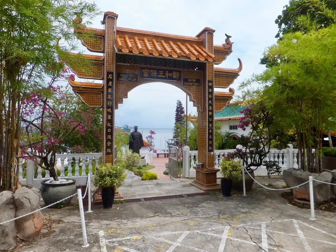 Hotels near Sam Poh Footprint Temple