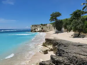Pantai Watu Bella