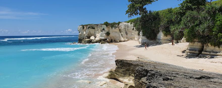 Pantai Watu Bella