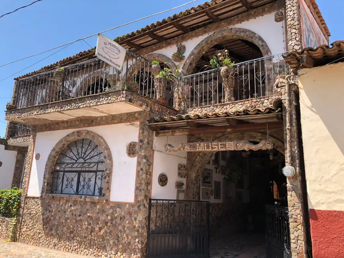 Hotels near Casa de las piedras