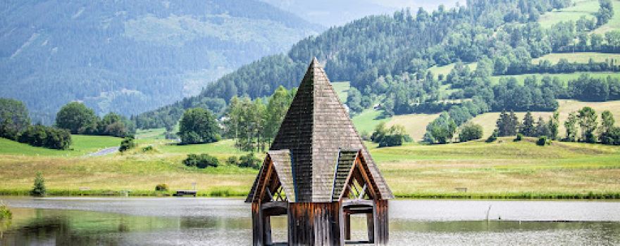 Kirchturm im See