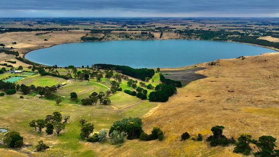 Gnotuk and Lake Bullen Merri lookout